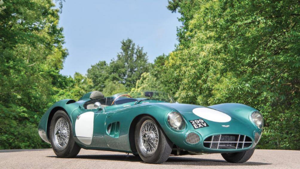 8 - Aston Martin DBR1 (năm: 1956):

Được RM Sotheby's bán với giá 22.550.000 USD vào tháng 8/2017. Chiếc xe này thể hiện tinh thần thể thao của thương hiệu Anh Quốc.

Đây là mẫu xe đầu tiên trong số 5 mẫu xe mô hình do nhà Gaydon chế tạo. Chiếc xe này được điều khiển bởi những tay đua tầm cỡ như Roy Salvadori, Stirling Moss, Jack Brabham và Carroll Shelby