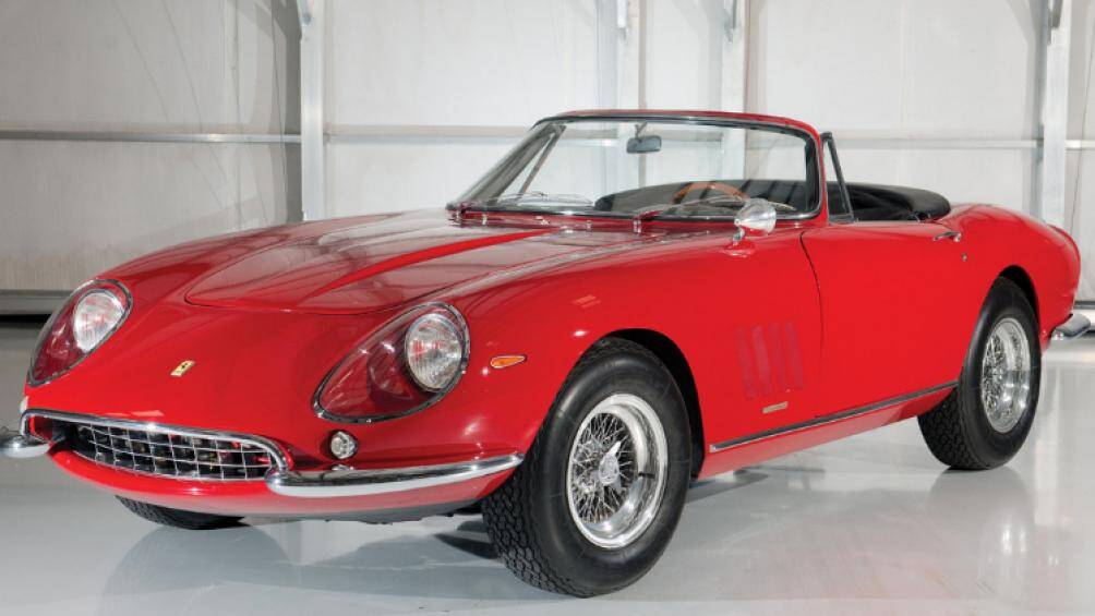 6 - Ferrari 275 GTB / 4 NART Spider (năm: 1967):

Được bán bởi RM Auctions với giá 27.500.000 USD vào tháng 8/2013. Nó chỉ có một chủ sở hữu mới, trước khi đổi chủ trong cuộc đấu giá khi nó được chào bán