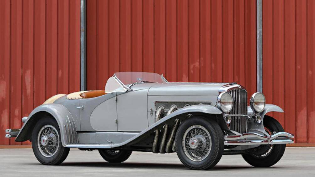 9 - Duesenberg SSJ (năm: 1935):

Được Gooding & Co bán với giá 22.000.000 USD vào tháng 8/2018. Chiếc xe này còn có một nhân vật huyền thoại trong điện ảnh là chủ nhân của nó: Gary Cooper .

Xe có động cơ 8 xi-lanh mạnh mẽ mang lại công suất tối đa 400 mã lực. Đây là chỉ số khác thường vào thời điểm đó. Giá bán trên khiến nó trở thành chiếc xe Mỹ đắt nhất trong lịch sử