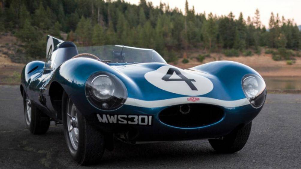 10. Jaguar D-Type (năm 1955):

Được RM Sotheby's bán với giá 21.780.000 USD vào tháng 9/2013. Chiếc xe Anh quốc lộng lẫy này đã giành được thành công tại giải Le Mans 24 Hours năm 1956.