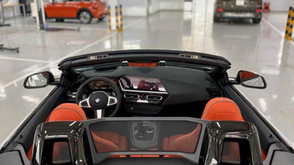 Đồng hồ hiển thị kỹ thuật số Live Cockpit Professional 10,25 inch sau vô-lăng. Màn hình trung tâm 10,25 inch hỗ trợ Apple CarPlay không dây