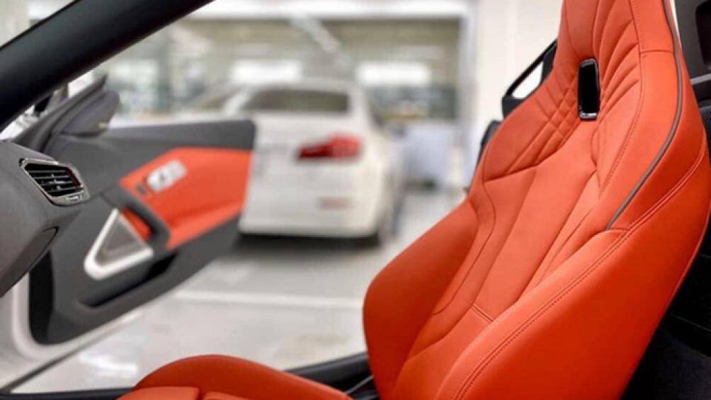 Hai ghế ngồi thể thao M được bọc da Vernasca với phần đỡ cổ và vai đi kèm với các đường viền khâu trên tựa đầu