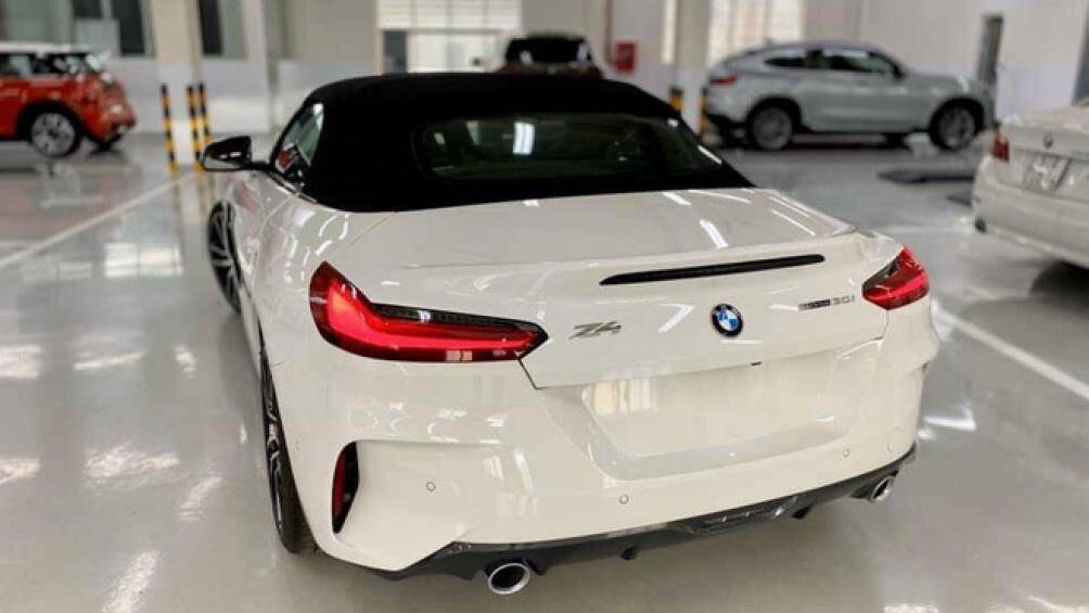 Xe có 3 chế độ lái, camera lùi, sạc điện thoại không dây. Giá bán dự kiến cho BMW Z4 sDrive30i M-Sport 2020 chính hãng là 3,319 tỷ đồng