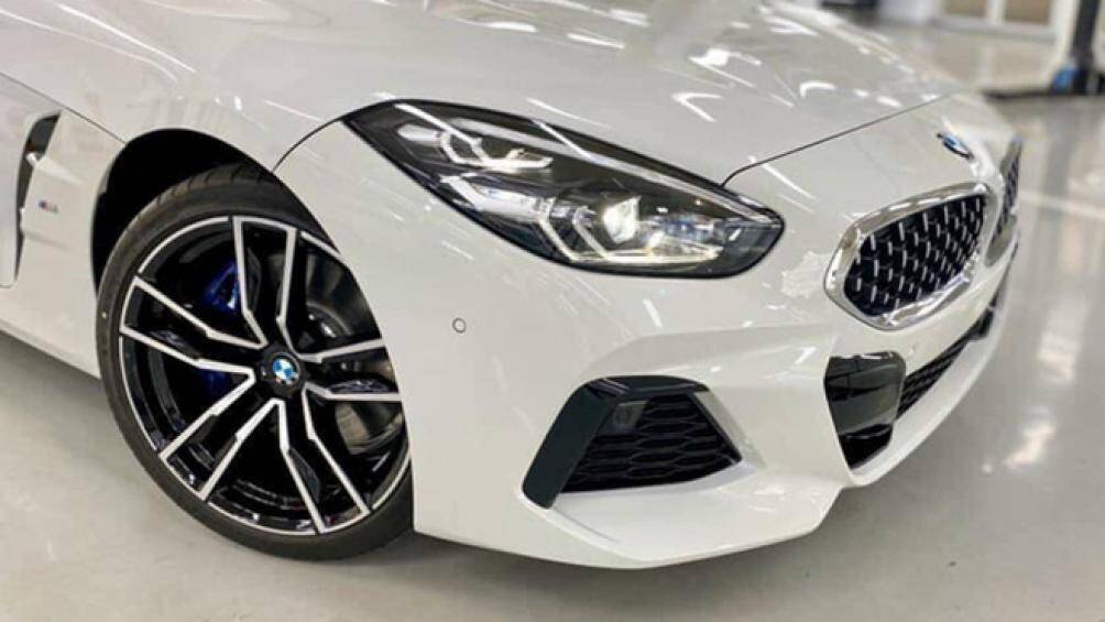 Phần nắp capo của xe dài, cụm đèn pha Swept Back vuốt ngược, lưới tản nhiệt quả thận đặc trưng cùng hốc gió phía dưới cản trước được thiết kế gọn gàng