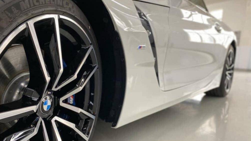 Mâm xe dạng 5 chấu kép, phay 2 tông màu, kích thước 19 inch, đi kèm lốp 255/40 phía trước và 275/40 phía sau