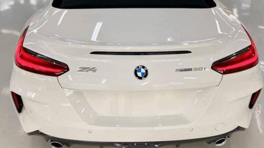 Đuôi xe có thiết kế ấn tượng. Cụm đèn hậu LED với hiệu ứng 3D đẹp mắt, cản sau sơn đen tích hợp chụp ống xả đơn đặt đối xứng 2 bên