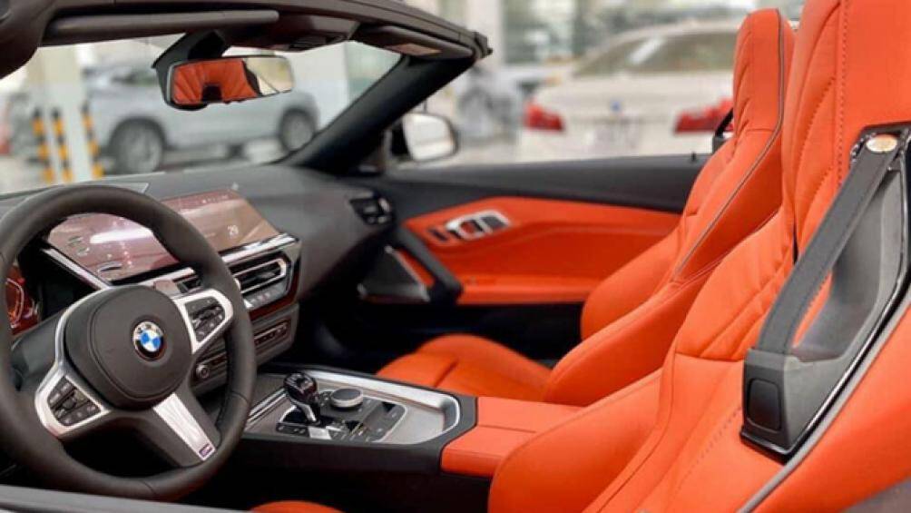 Vô-lăng thể thao M-Sport tích hợp lẫy chuyển số phía sau, tích hợp nhiều phím chức năng trong đó có cài đặt công nghệ ga tự động Dynamic Cruise Control