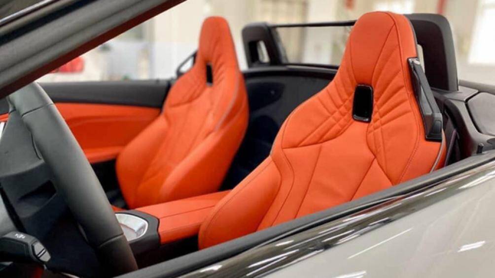 Về nội thất, chiếc BMW Z4 sDrive30i 2020 đầu tiên về đại lý có màu nội thất Magna Red vô cùng bắt mắt, tương phản với lớp sơn trắng bên ngoài