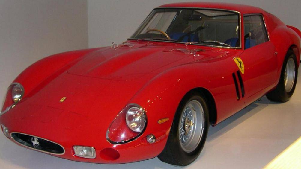 2 - Ferrari 250 GTO (năm: 1962):

Được Bonhams bán với giá 38.115.000 USD vào tháng 8/2014. Nó từng là chiếc xe hiếm hoi trong số 39 mẫu được sản xuất nên rất khó tìm trên thị trường