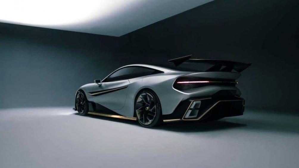 Chiếc hypercar này lấy cảm hứng từ các mẫu xe đua GT3, động cơ được đặt trước thay vì phía sau như các mẫu siêu xe khác