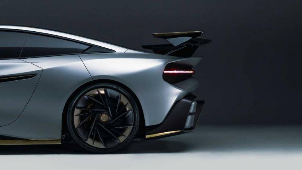 Mâm xe carbon hybrid 22 inch khối lượng nhẹ, hệ thống treo xương đòn kép và bộ giảm chấn Ohlins có thể điều chỉnh