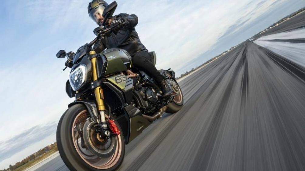 Đi kèm với xe còn có mũ bảo hiểm từ Centro Stile Ducati có màu và đồ họa tông xuyệt tông với Diavel 1260 Lamborghini Edition