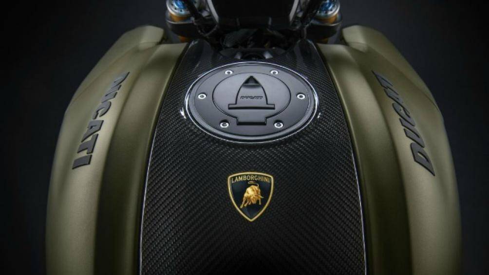 Các chi tiết trên xe như tấm che tản nhiệt, cánh lướt gió, nắp bình xăng, yên ngồi, tấm chắn bùn trước và sau...đều được làm bằng sợi carbon