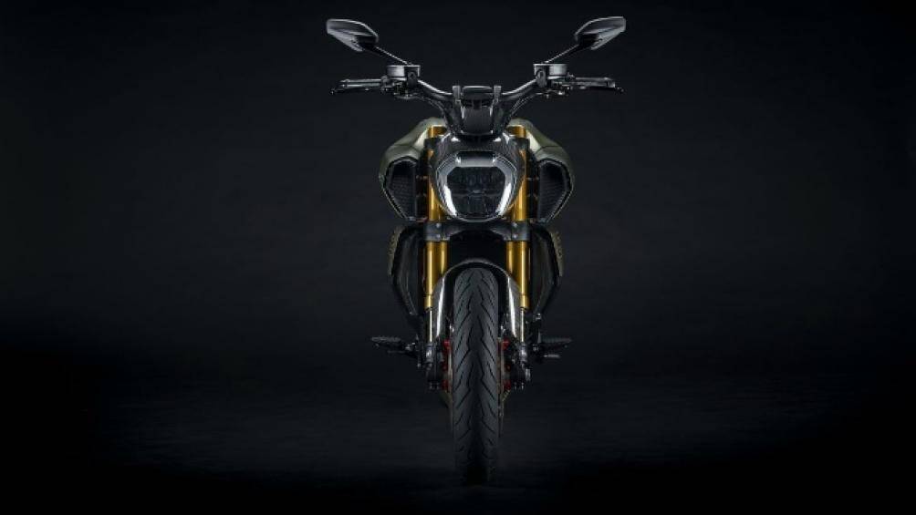 Hệ thống treo xe do Ohlins cung cấp còn phanh xe từ Brembo