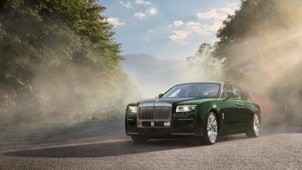 Rolls-Royce Ghost Extended 2021 được trang bị lưới tản nhiệt mới với 20 đèn LED giúp chi tiết này phát sang trong đêm