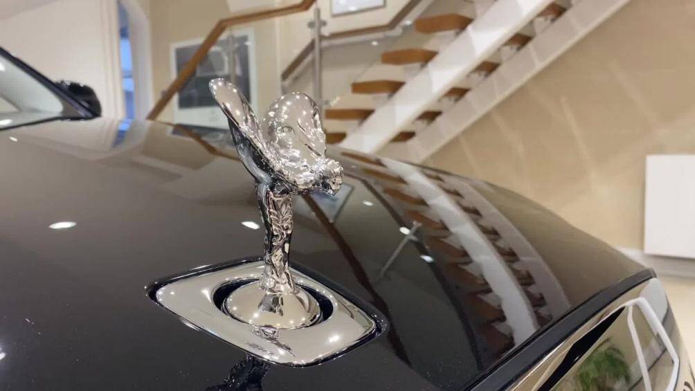 Ngoài ra, lưới tản nhiệt mới còn làm thay đổi vị trí đặt biểu tượng Spirit of Ecstasy từ viền mạ crôm xe chuyển vào nắp ca-pô
