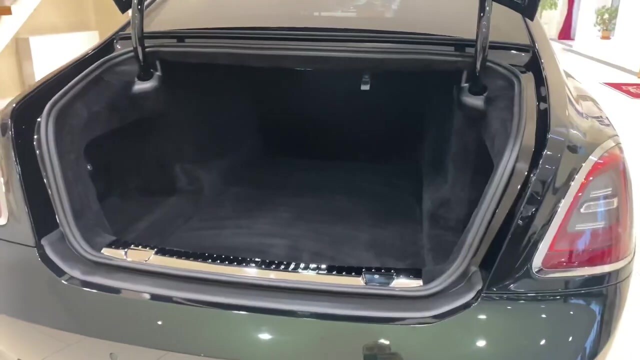 Tại thị trường Thái Lan, Rolls-Royce Ghost Extended 2021 có giá khởi điểm từ 35,9 triệu Baht (khoảng 27,5 tỷ đồng)