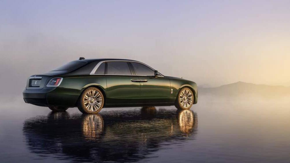 Đằng sau, Rolls-Royce Ghost 2021 được trang bị nóc dốc, đèn hậu LED vuông vắn và nắp cốp khá tròn trịa