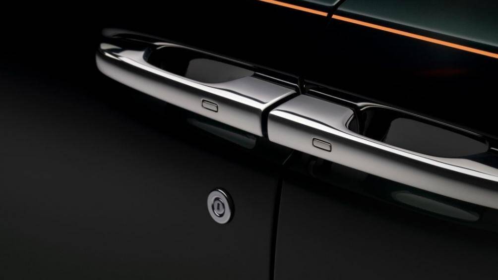 Hàng loạt trang bị an toàn như hệ thống hỗ trợ quan sát ngày đêm, hỗ trợ phát hiện người đi bộ, 4 camera 30 độ, cảnh báo va chạm, hỗ trợ tự đỗ xe...