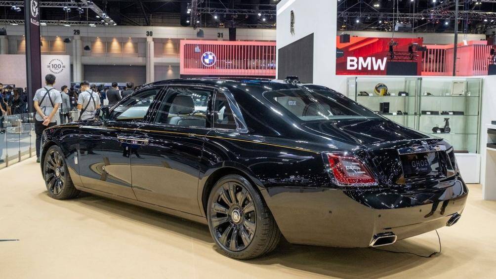 Hiện Rolls-Royce Ghost 2021 phiên bản kéo dài đang được trưng bày trong triển lãm Motor Expo 2020 tại Thái Lan