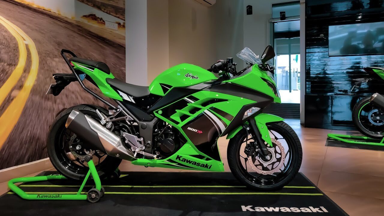 1. Kawasaki Ninja 300 ABS (vận tốc tối đa: 180 km/h)