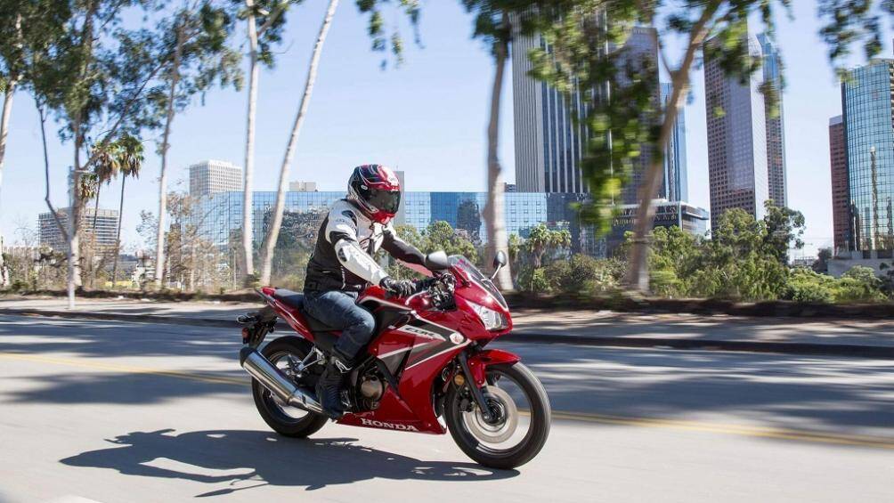 7. Honda CBR300R (vận tốc tối đa: 161 km/h)