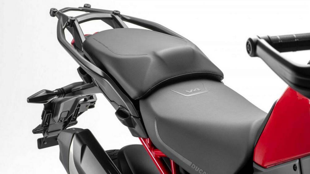 Yên xe được thiết kế 2 tầng riêng biệt và có diện tích rộng rãi. Phần yên phía trước có thể tùy chỉnh độ cao từ 810 mm đến 875 mm