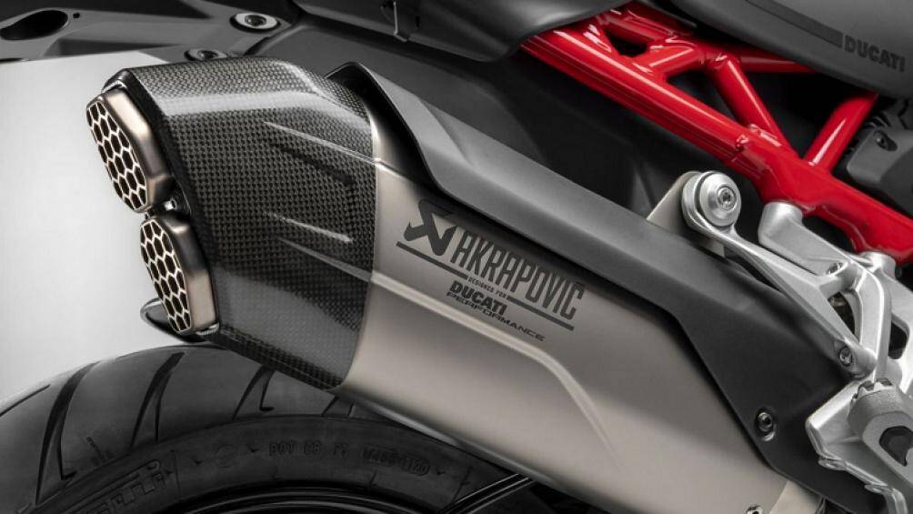Thêm nữa, V4S Sport còn có thêm ống xả Akrapovic bằng titan và sợi carbon cùng tấm chắn bùn trước cũng bằng sợi carbon