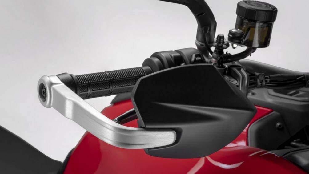 Hệ thống kẹp phanh Brembo M4.32 bốn piston, màn hình TFT-LCD 5 inch đủ màu được lắp trên tay lái, cùng với đèn pha LED và đèn chạy ban ngày