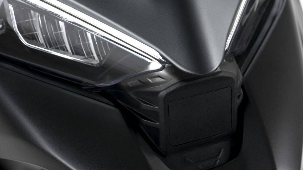 Thân xe có thêm điểm nhấn từ chi tiết hốc thoát nhiệt của hệ thống làm mát và cánh lướt gió giống mẫu superbike Ducati Panigale V4