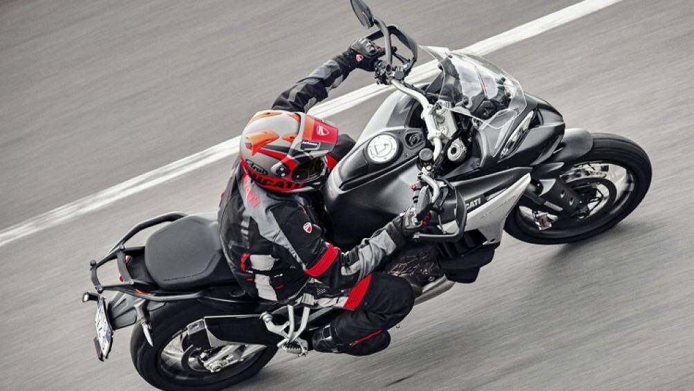 So với bản tiêu chuẩn, xe sở hữu nhiều công nghệ hơn như cân bằng tự động, kiểm soát lực xe, phát hiện điểm mù và kiểm soát hành trình...