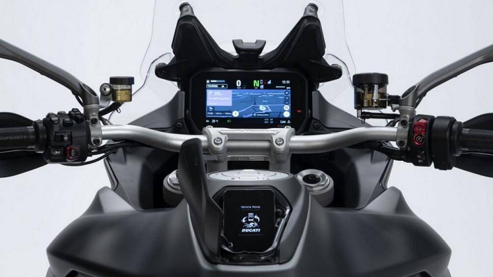 Dung tích bình xăng 22 lít và trọng lượng được tuyên bố là 215 kg. Multistrada V4 có 4 chế độ lái gồm Sport, Touring, Urban và Enduro