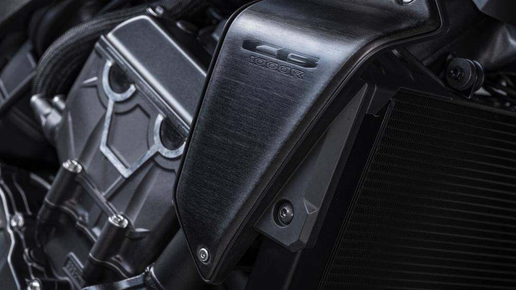 Bộ quây bằng nhôm hai bên két nước tản nhiệt giúp xe trông hầm hố hơn