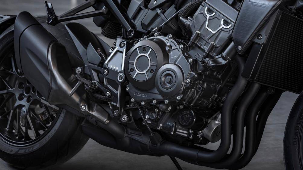 Honda CB1000R 2021 vẫn sử dụng động cơ loại DOHC, 4 xy-lanh, dung tích 998 phân khối, sản sinh công suất tối đa 143,5 mã lực
