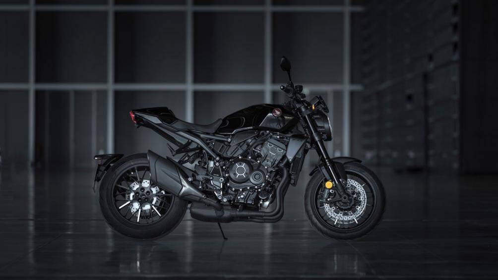 Đúng như tên gọi Black Edition, Honda CB1000R 2021 mới sở hữu ngoại hình "ngầu" hơn với toàn bộ chi tiết trên xe đều là màu đen