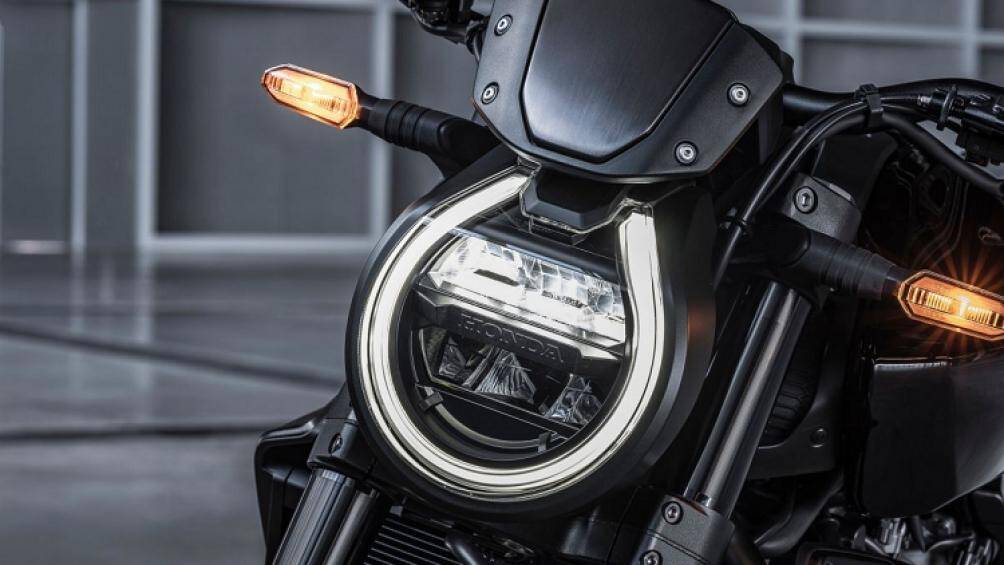 Ghi đông trên Honda CB1000R 2021 kết hợp cùng gù cố định được gia công phức tạp cho khả năng cố định và giảm rung lắc khi di chuyển ở tốc độ cao