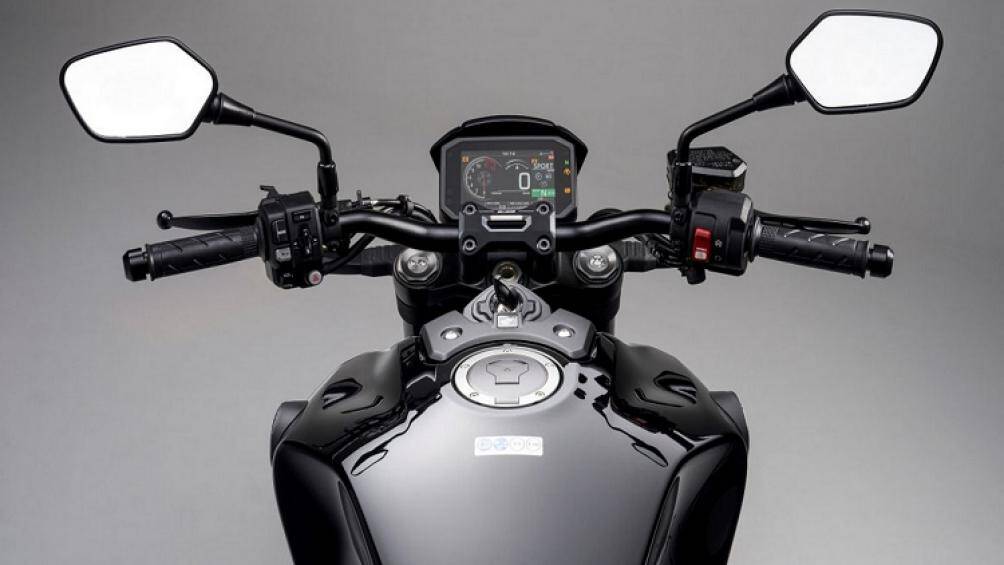 Cụm đồng hồ trên Honda CB1000R 2021 được nâng cấp thành TFT màu và tích hợp hệ thống điều khiển bằng giọng nói, dưới yên xe còn có cổng sạc USB