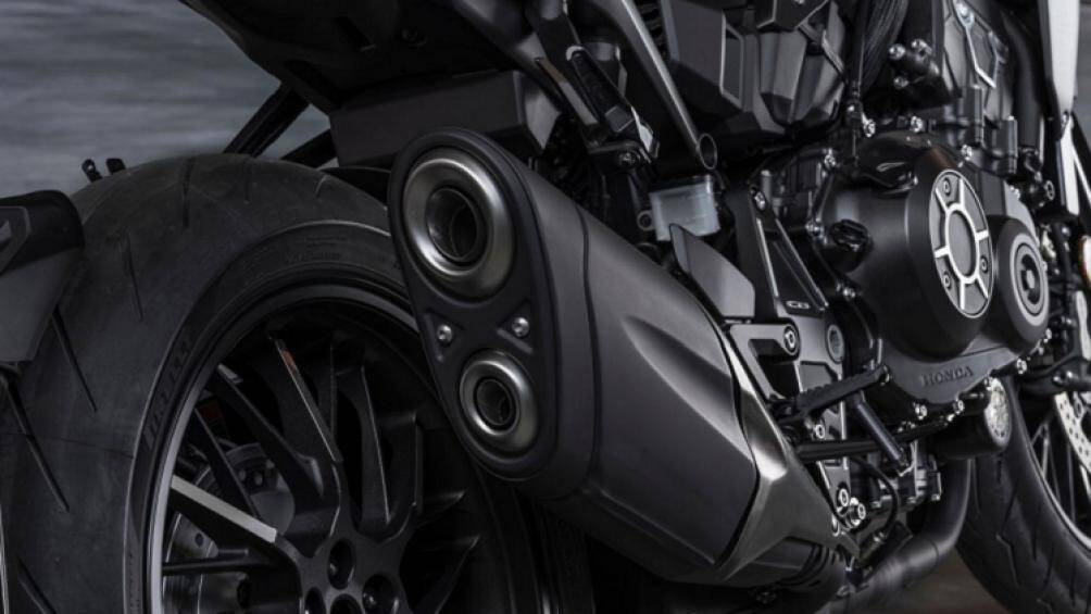 Bên cạnh đó là hệ thống phanh ABS 2 kênh, đèn báo tiêu thụ nhiên liệu hiệu quả ECO, chìa khoá H.I.S.S và tay phanh điều chỉnh 6 cấp độ