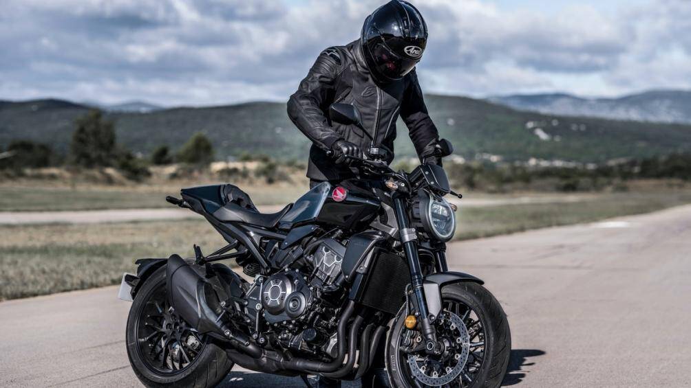 Honda CB1000R 2021 phiên bản Black Edition sử dụng khung phụ bằng nhôm sáng nổi bật trên nền đen và hệ thống bảo vệ tản nhiệt tối màu