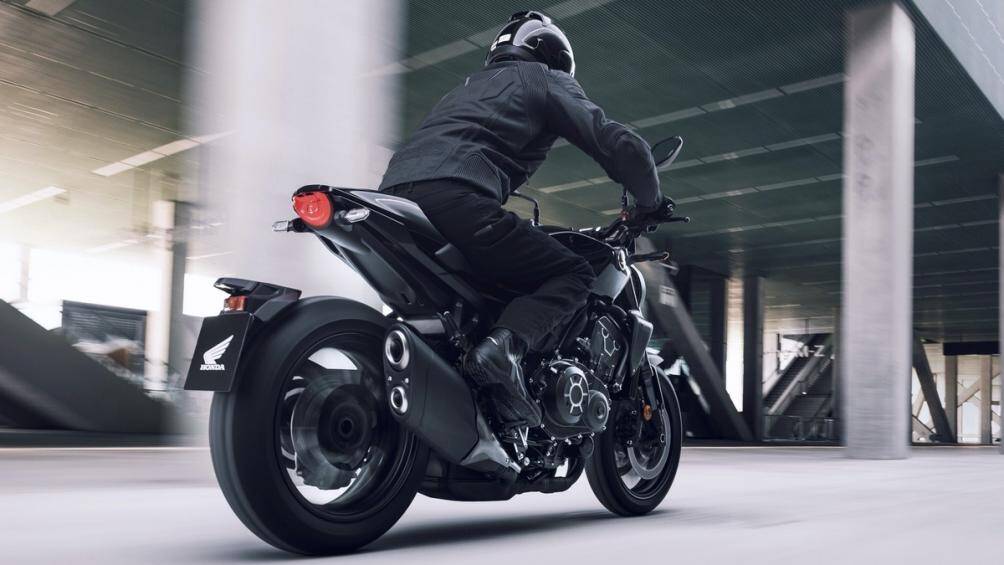 Cặp phuộc USD Showa SFF-BP trên xe được phủ lớp sơn cùng màu theo đúng chủ đề “Black Edition", ốp yên sau dạng solo