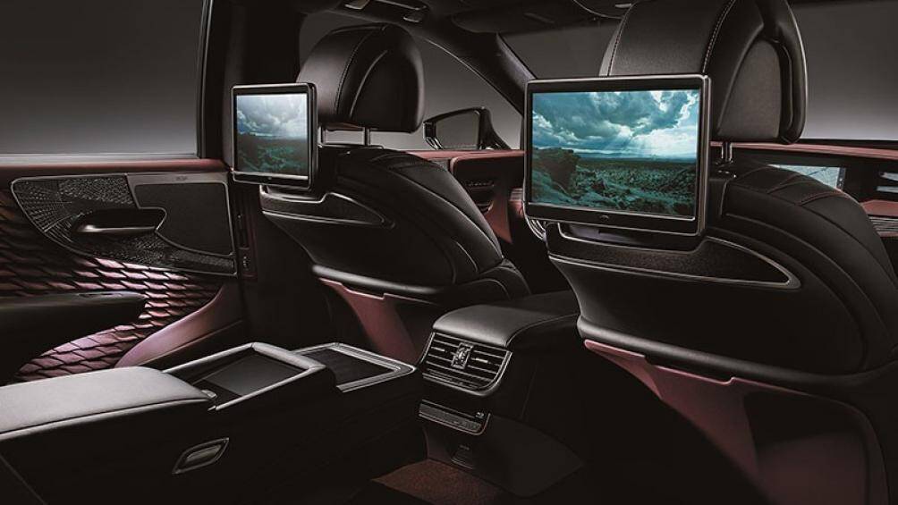 Ở LS 500 và LS 500h được trang bị vành hợp kim nhôm 20 inch, lốp 245/56, gương chiếu hậu kỹ thuật số, màn hình giải trí hàng ghế sau, ghế sau có khả năng mát xa