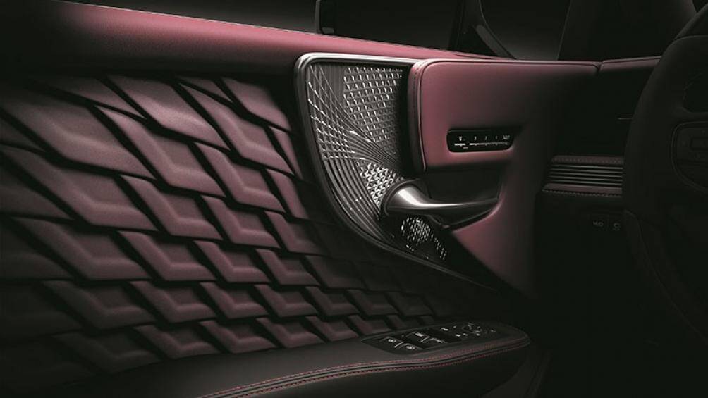 Lexus LS 350 2021 sử dụng động cơ xăng V6, hút khí tự nhiên, dung tích 3,5 lít, sản sinh công suất tối đa 311 mã lực, xe có thể tăng tốc từ 0-100 km/h trong 6,5 giây