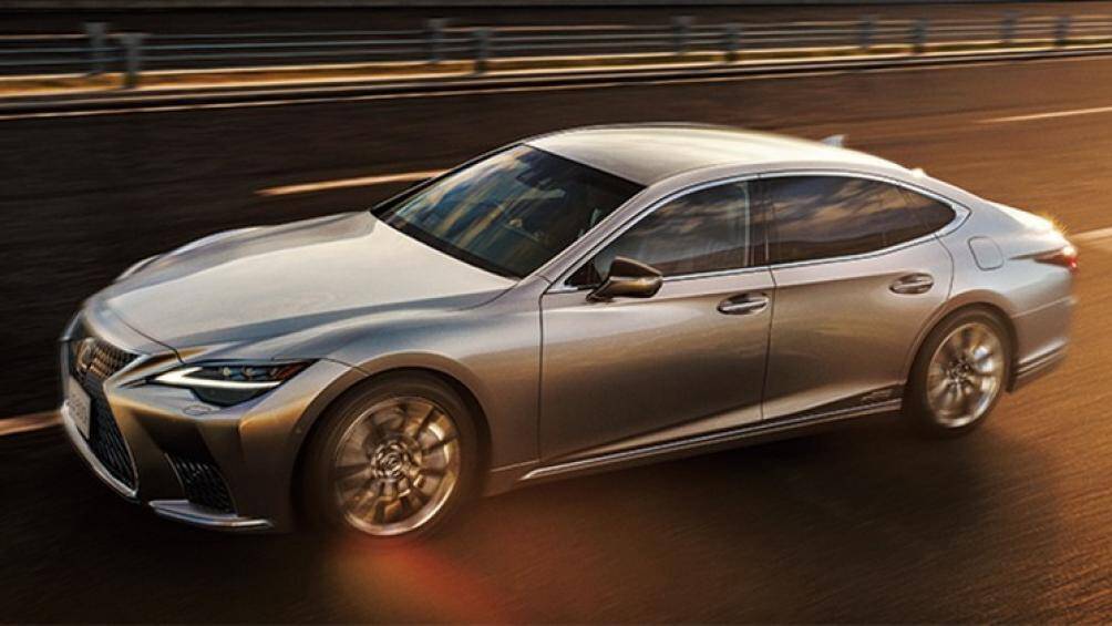 Hai phiên bản cao cấp nhất sử dụng hệ truyền động hybrid, gồm máy xăng V6, dung tích 3,5 lít, công suất tối đa 295 mã lực kết hợp với mô-tơ điện mạnh 177 mã lực