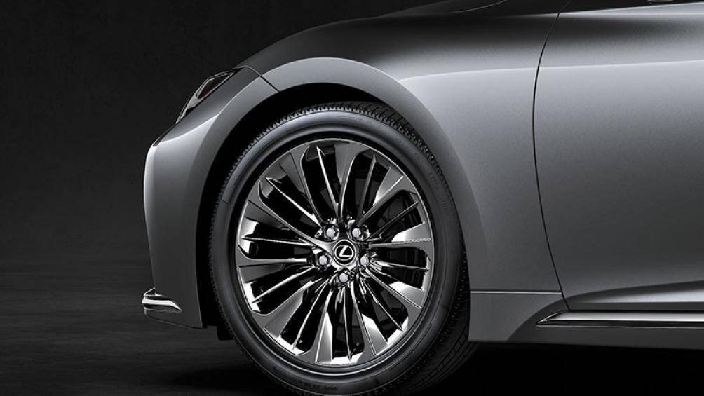 Lexus LS 500 2021 dùng động cơ xăng V6, tăng áp kép, dung tích 3,5 lít với công suất tối đa 415 mã lực, giúp xe tăng tốc từ 0-100 km/h trong 5 giây