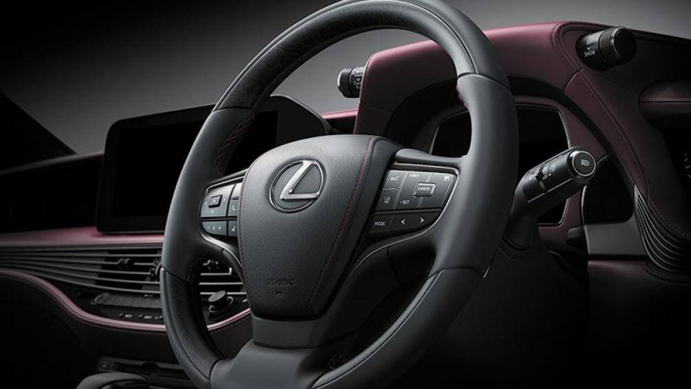 Tất cả các phiên bản của Lexus LS 2021 đều có vận tốc tối đa 250 km/h cùng 6 chế độ lái, bao gồm Eco, Comfort, Customise, Normal, Sport S và Sport S+