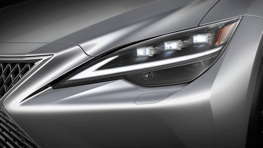 Trên đầu xe, mẫu sedan hạng sang cỡ lớn này có cụm đèn pha mới, tích hợp dải đèn LED định vị ban ngày hình chữ L