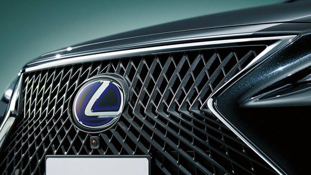 Tiếp đến là cản trước mới với hốc gió 2 bên vuông vắn và đi kèm nẹp mạ crôm bên dưới. Ngoài ra, lưới tản nhiệt của xe còn được chuyển sang màu tối hơn trước