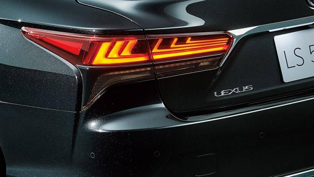 Xe có thêm cụm đèn hậu mới với chi tiết trang trí màu đen. Bản F Sport thể thao được trang bị bộ vành hợp kim 20 inch mới và lưới tản nhiệt khác biệt