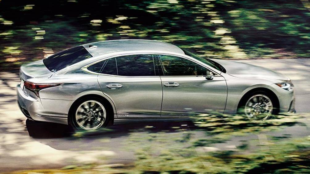 Hai phiên bản cao cấp nhất là LS 500h Executive và LS 500h Pleat Executive có giá lần lượt 14,53 triệu Baht (11,1 tỷ đồng) và 15,86 triệu Baht (12,1 tỷ đồng)