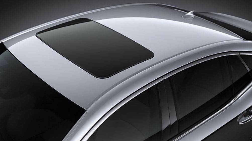 Ở thị trường Thái Lan, Lexus LS 2021 được trang bị khá đầy đủ với kính cách âm, đèn pha LED 3 bi cầu, đèn hậu LED, cửa sổ trời có thể lật và trượt...